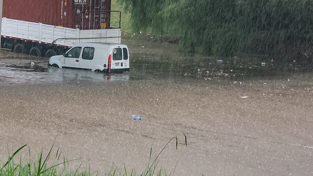 Un camión y una camioneta eran arrastrados por el río que se había hecho en las calles de Mendoza.