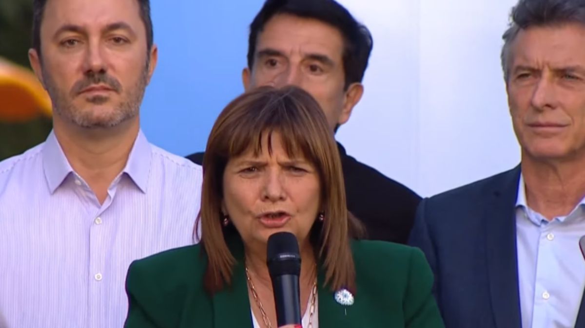 La candidata a presidente de Juntos por el Cambio Patricia Bullrich estuvo acompañada en Lomas de Zamora por su vice, el mendocino Luis Petri y el ex presidente Mauricio Macri.
