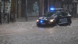 La Policía y los Bomberos rescataron a tres personas que fueron arrastrados por el agua al dique Frías.