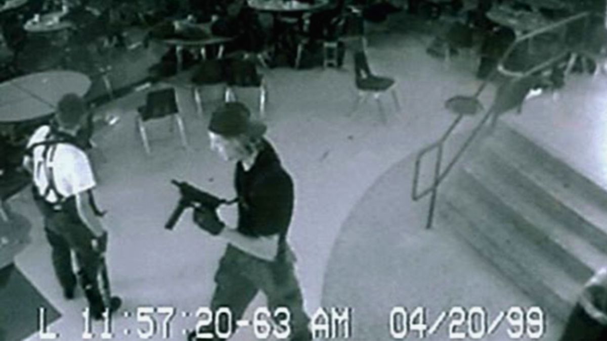 La masacre de Columbine, un tiroteo escolar que acabó con la vida de 12 alumnos y un profesor –más los tiradores-, marcó un antes y un después en Estados Unidos La masacre de Columbine, un tiroteo escolar que acabó con la vida de 12 alumnos y un profesor –más los tiradores-, marcó un antes y un después en Estados Unidos