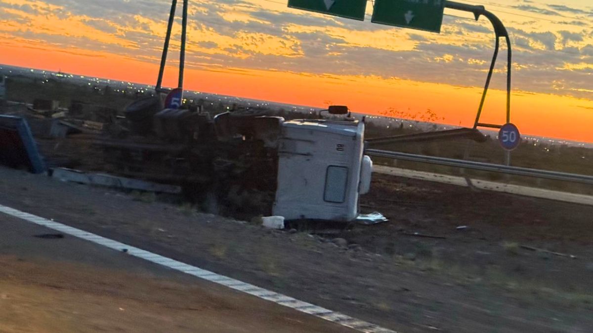 Así quedó el camión tras el accidente en la variante Palmira.