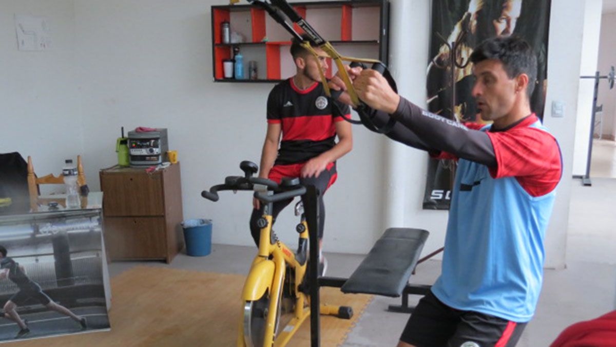 El jugador Nicolás Aguirre, haciendo trabajos en el gimnasio.