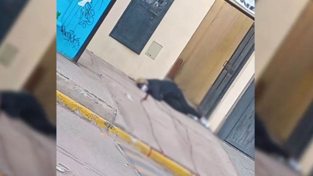 El cuerpo de mujer asesinada por el policía porteño quedó tendido en el piso después de recibir disparos de arma de fuego El cuerpo de mujer asesinada por el policía porteño quedó tendido en el piso después de recibir disparos de arma de fuego