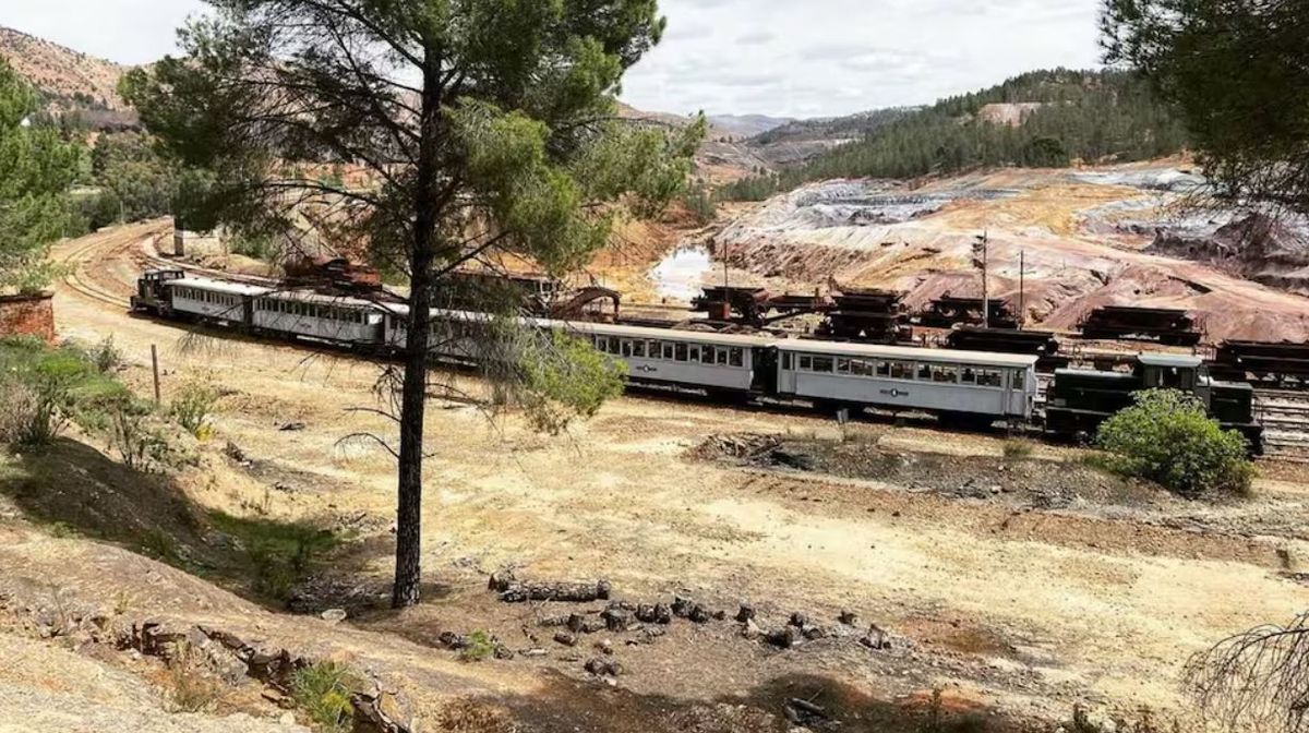 El tren funciona desde 1875 y sigue en la preferencia de la gente por su atractivo paisaj&iacute;stico. Foto: Parque Minero de Riotinto&nbsp;
