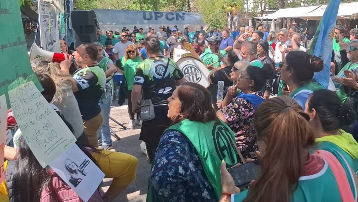 ATE reclamó contra la reforma del Estatuto del Empleado Público en la Legislatura, con imágenes de senadores oficialistas y la vice Hebe Casado.