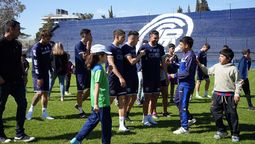 Los jugadores de Independiente Rivadavia fueron sorprendidos por chicos y chicas de varias escuelas de la Ciudad de Mendoza.