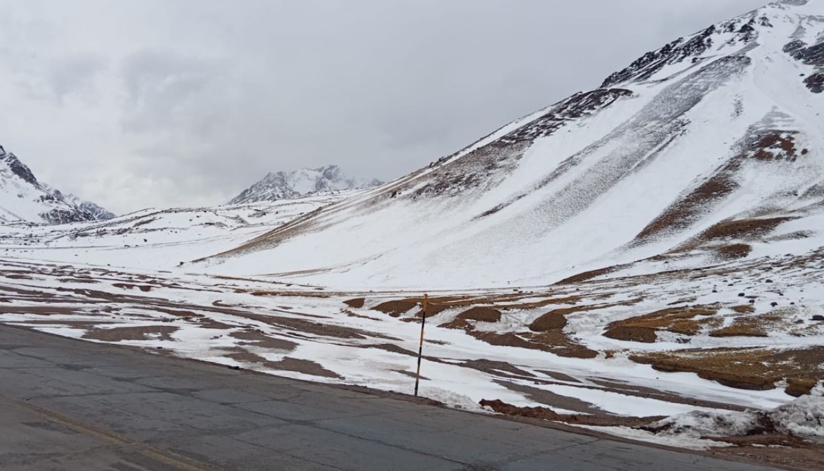 La nieve comenzó a acumularse en alta montaña, tal como muestra esta foto reciente. La nieve comenzó a acumularse en alta montaña, tal como muestra esta foto reciente.