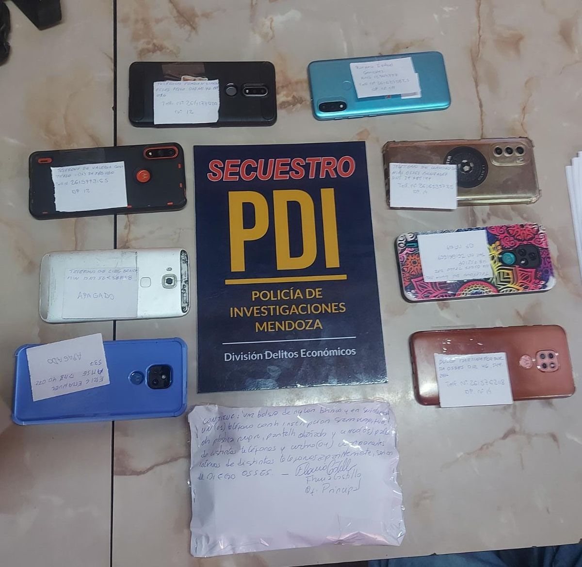La Policía encontró más de 10 celulares en la casa del presunto estafador serial.