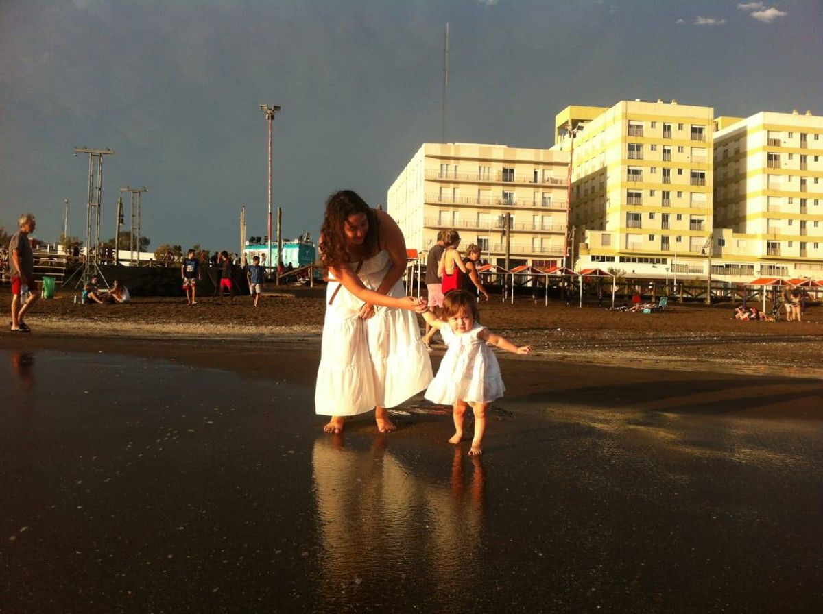 "Mi hija aprendió a caminar en Monte Hermoso y hoy tiene 10 años", recuerda Priscila, que vive en Mendoza y todos los años celebra Año Nuevo en esta playa. Gentileza. "Mi hija aprendió a caminar en Monte Hermoso y hoy tiene 10 años", recuerda Priscila, que vive en Mendoza y todos los años celebra Año Nuevo en esta playa. Gentileza.