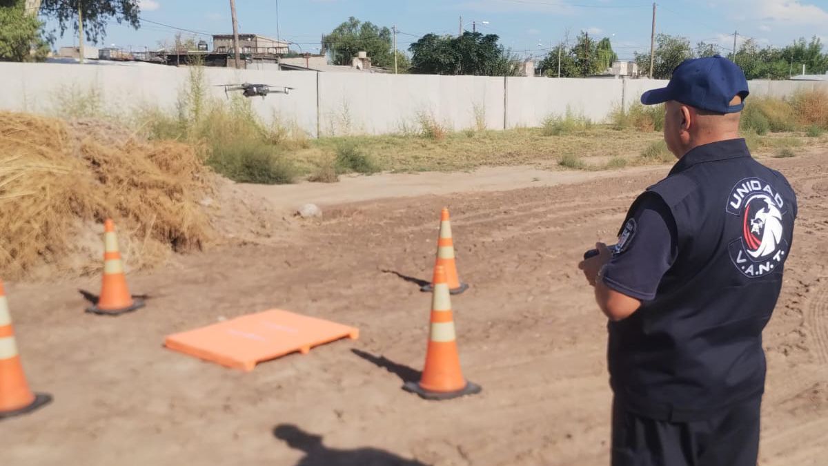 El operativo para detener a un hombre de 53 años que comercializaba cocaína en Las Heras contó con la participación de drones. El operativo para detener a un hombre de 53 años que comercializaba cocaína en Las Heras contó con la participación de drones.