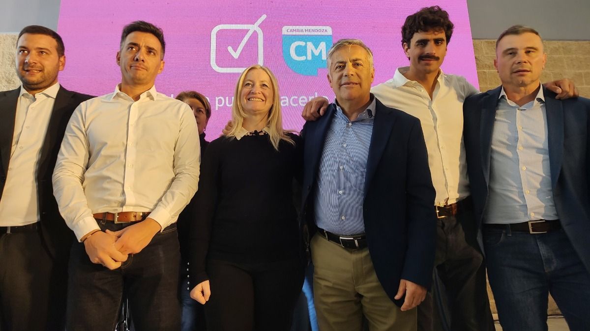El precandidato a gobernador Alfredo Cornejo junto a su vice, Hebe Casado, y un equipo de aspirantes a las intendencias municipales del Gran Mendoza.