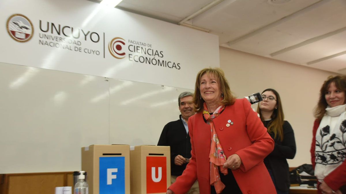 Esther Sánchez en el momento de emitir su voto.