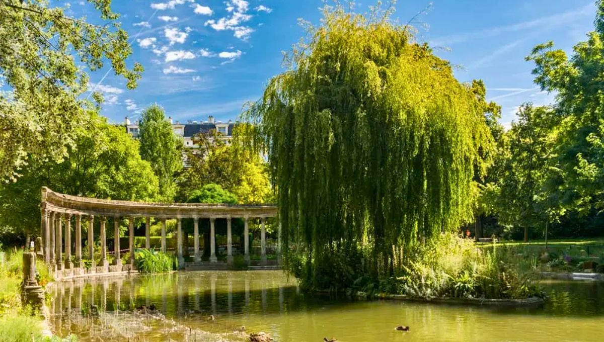 El parque Monceau es un jardín situado en el distrito octavo de París que ofrece una gran variedad de construcciones; una pirámide egipcia, un minarete, un castillo gótico, un molino de viento holandés, falsas ruinas y ríos. El parque Monceau es un jardín situado en el distrito octavo de París que ofrece una gran variedad de construcciones; una pirámide egipcia, un minarete, un castillo gótico, un molino de viento holandés, falsas ruinas y ríos.