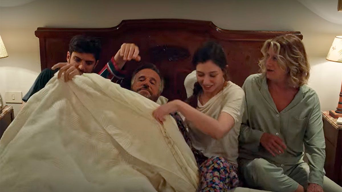 Unos padres desesperados inventan una mentira para atraer la atención de sus hijos, pero todo empieza a empeorar.