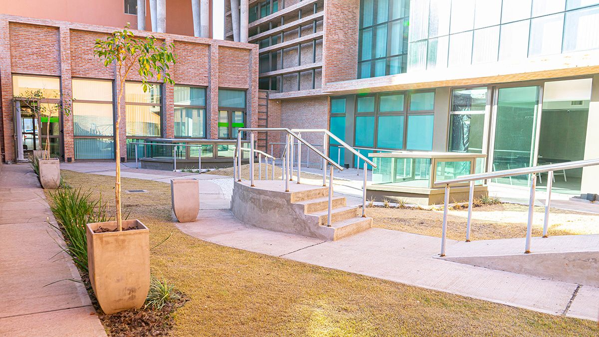 Espacio para la rehabilitación de la marcha sobre diferentes superficies.