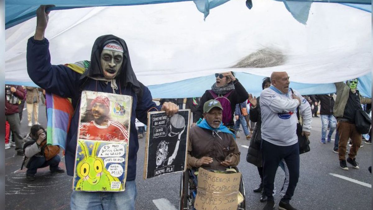 Mientras se desarrollaba el debate en el Congreso hubo marchas en favor de las personas con discapacidad. Mientras se desarrollaba el debate en el Congreso hubo marchas en favor de las personas con discapacidad.