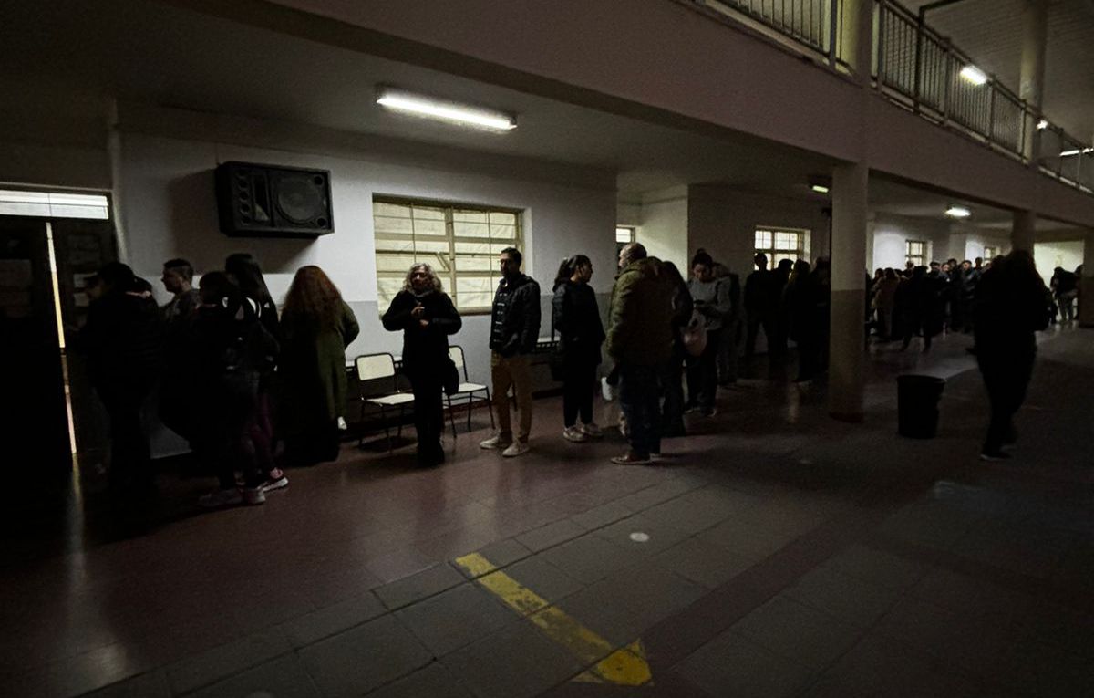 Cae la noche este domingo 30 de junio y hay gente votando para las internas del PRO.