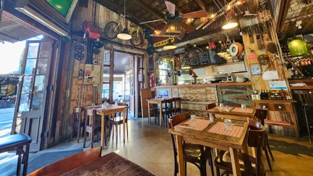 Parece un galpón abandonado pero es uno de los bodegones más buscados