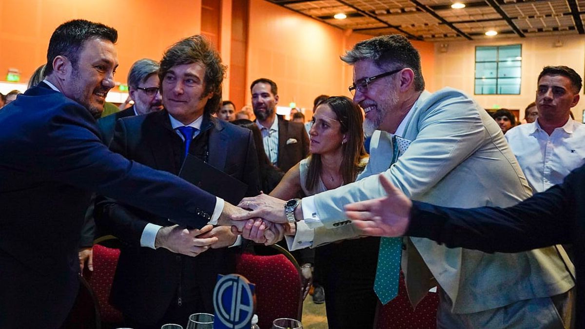 Saludo cordial entre Luis Petri, Javier Milei y Gabriel Brega.