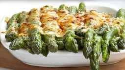 Nada más gratificante que preparar esta receta de espárragos gratinados con queso y saborearla con los que uno más quiere. Nada más gratificante que preparar esta receta de espárragos gratinados con queso y saborearla con los que uno más quiere.