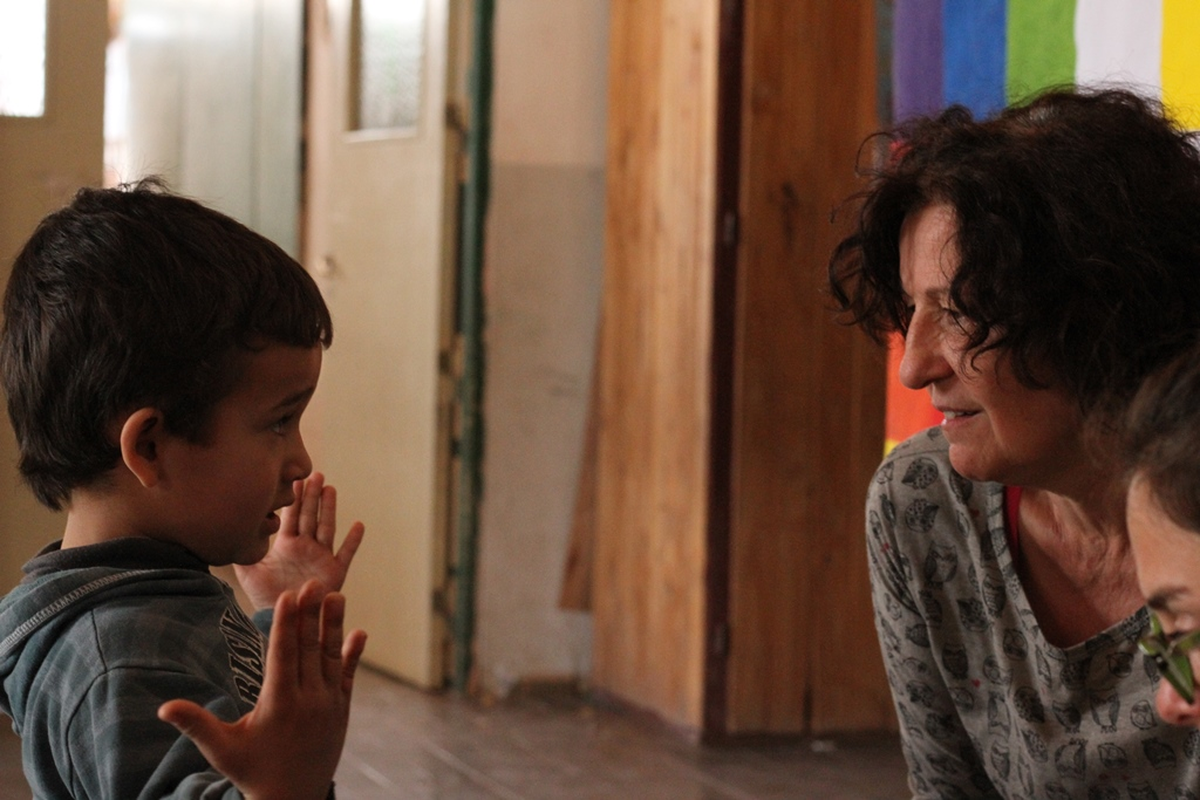 Liliana Bodoc caminó las lagunas de Guanacache y convivió con los niños de escuela del lugar. Liliana Bodoc caminó las lagunas de Guanacache y convivió con los niños de escuela del lugar.