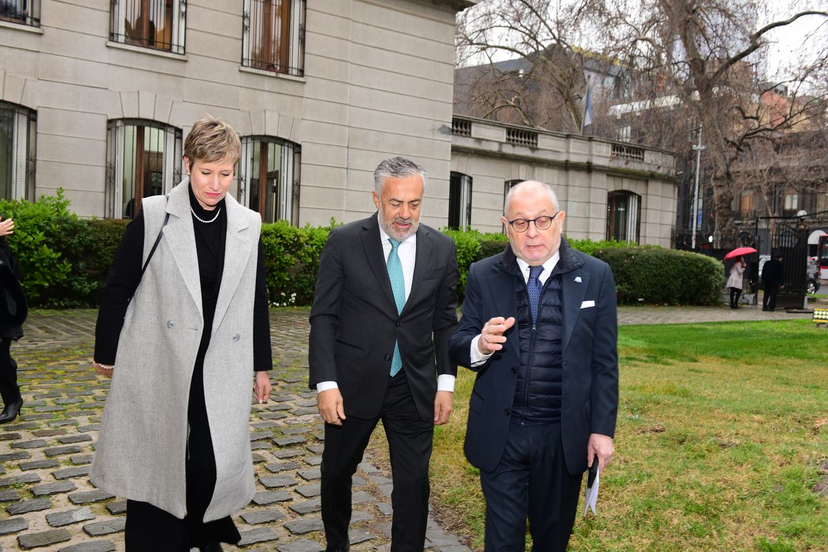 La ministra de Energía, Jimena Latorre, el gobernador Alfredo Cornejo y el embajador argentino en Chile, Jorge Faurie tras el encuentro minero que se organizó en esa embajada. La ministra de Energía, Jimena Latorre, el gobernador Alfredo Cornejo y el embajador argentino en Chile, Jorge Faurie tras el encuentro minero que se organizó en esa embajada.