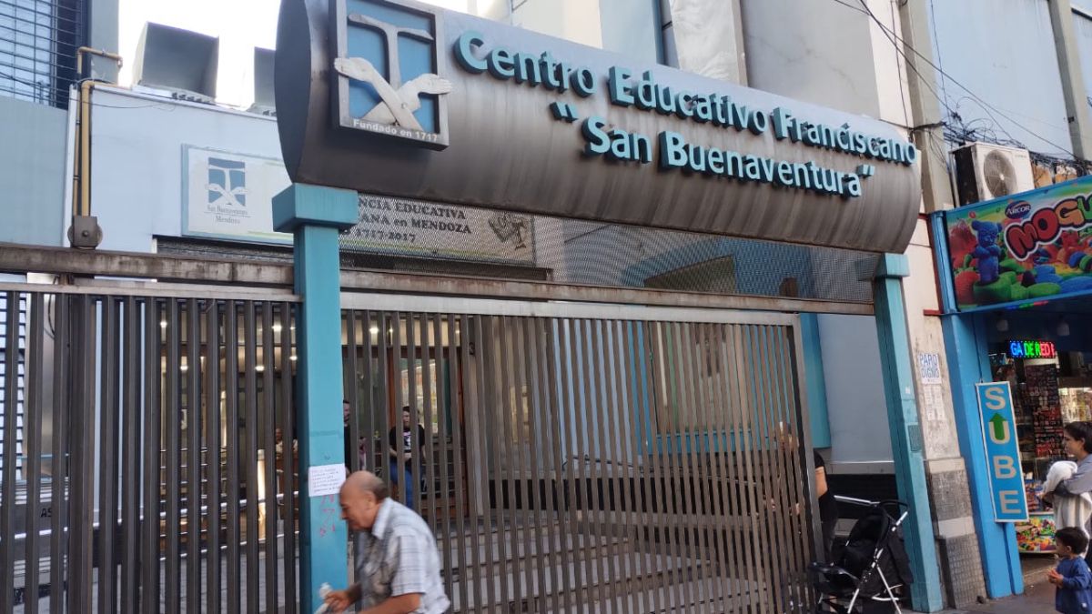 En las puertas del colegio San Buenaventura, ubicado sobre Patricias Mendocinas casi llegando a la avenida Las Heras, se desató la pelea entre dos alumnas de primer año de la Secundaria.