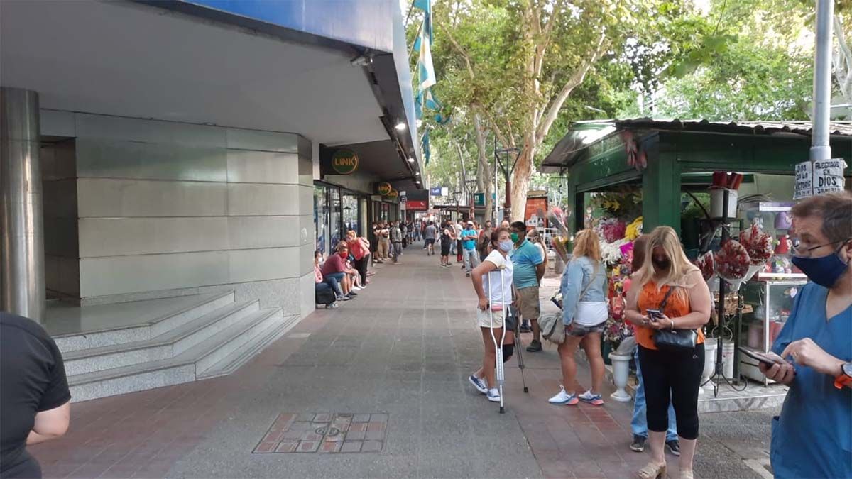 Enojo de estatales por falta de acreditación de sus sueldos