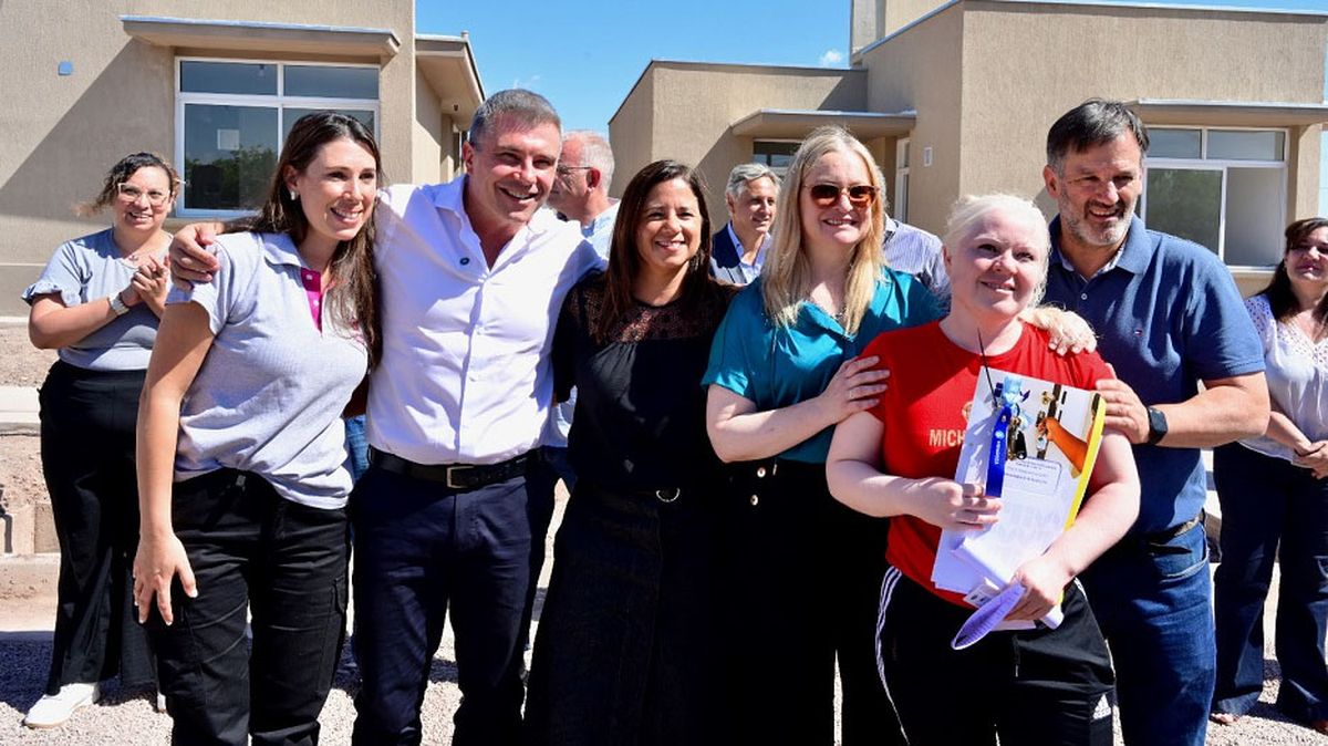 El intendente de Godoy Cruz, Diego Costarelli, junto con la vicegobernadora Hebe Casado, entregaron viviendas.