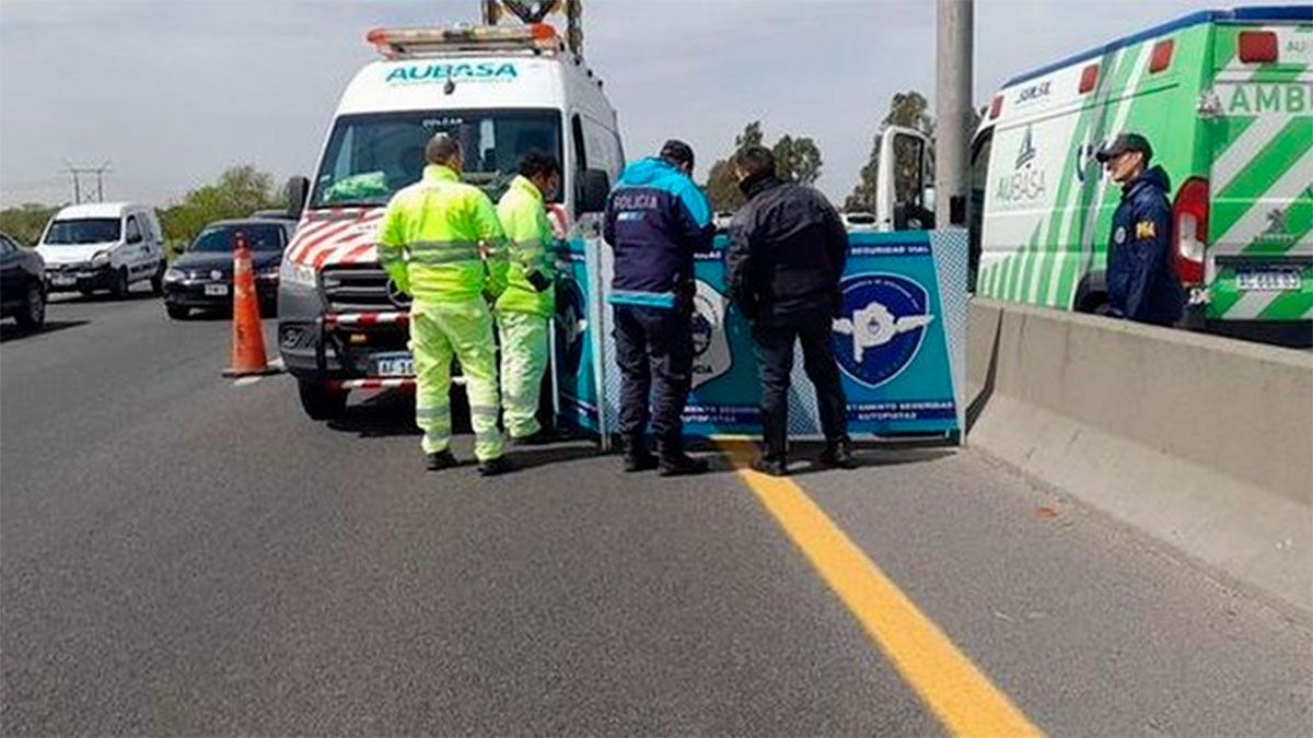 El trágico accidente ocurrió sobre el carril del Metrobús de la Autopista 25 de Mayo, a la altura de la Avenida Carabobo, en Buenos Aires.