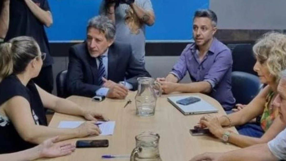 AMPROS acordó aceptar la oferta de aumento del Gobierno que es de un 15% de aumento en noviembre y el mismo porcentaje en diciembre.&nbsp;