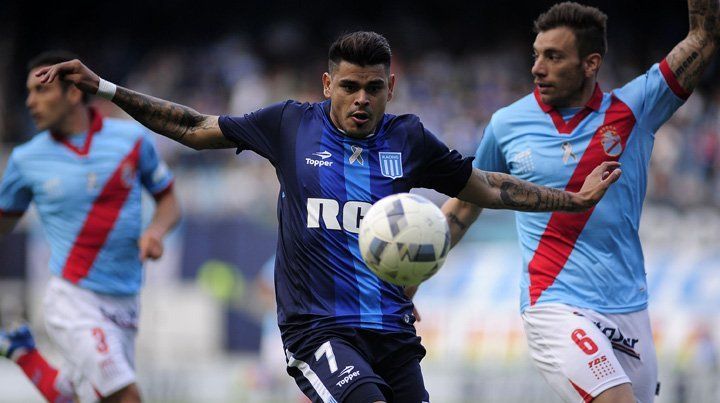 Racing se sacó de encima a Arsenal y sigue prendido en el lote de arriba
