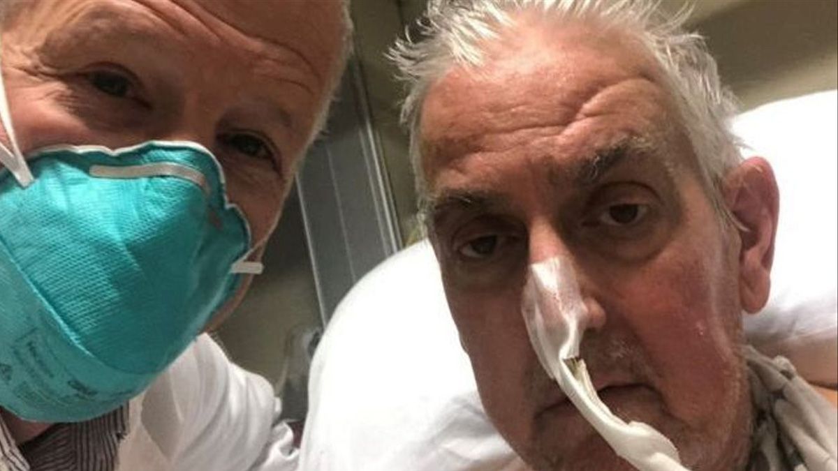 El cirujano Bartley Griffith, quien dirigió el procedimiento, junto al paciente David Bennett a inicios de enero, luego de realizado el trasplante en un hospital de la Universidad de Maryland, Estados Unidos