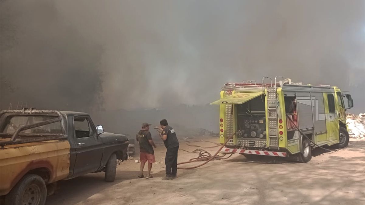 El incendio en Godoy Cruz llegó a dar miedo por sus grandes dimensiones. Siete dotaciones de bomberos actuaron para sofocar las llamas.