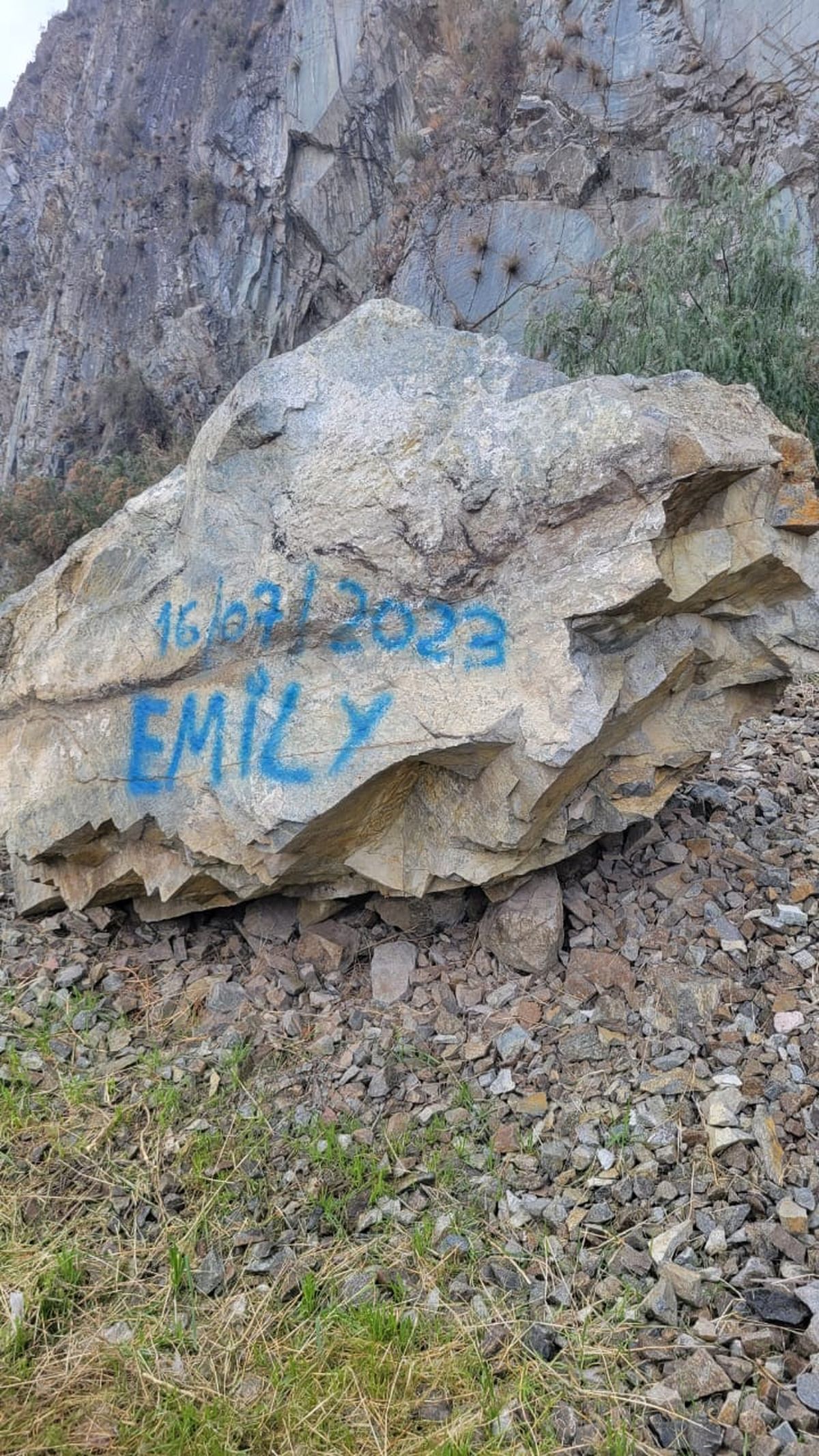 La Fundación Pro Montaña se propuso eliminar graffitis en la montaña hace tres años. La Fundación Pro Montaña se propuso eliminar graffitis en la montaña hace tres años.