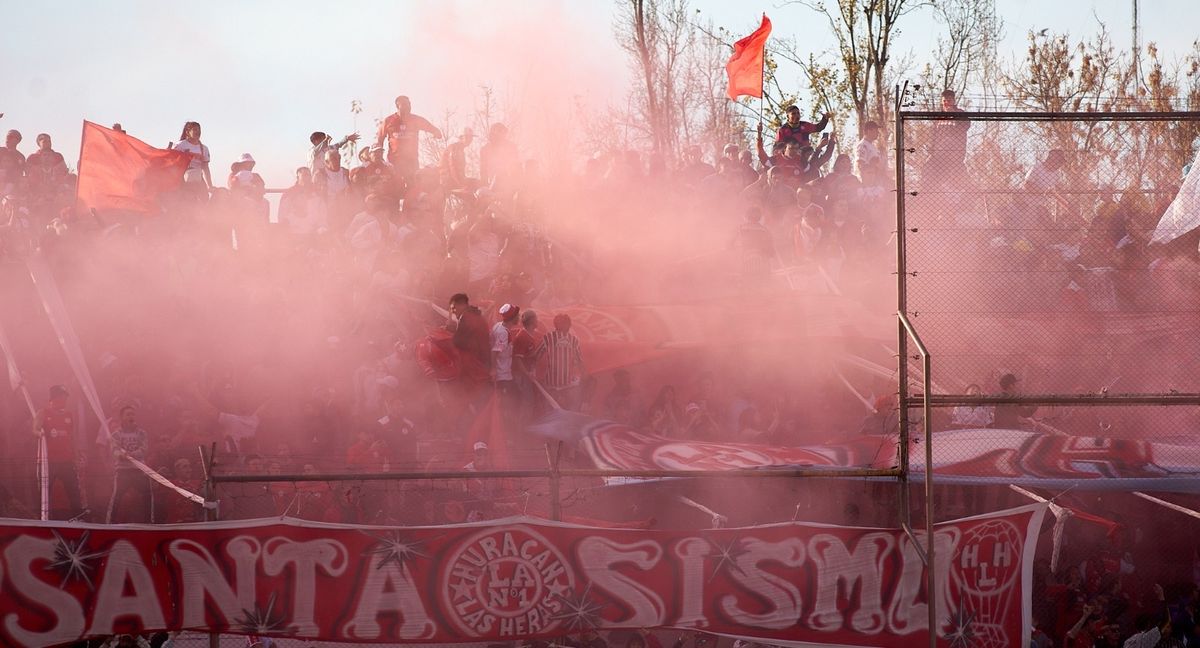Un gran colorido mostraron los hinchas de Huracán Las Heras. Un gran colorido mostraron los hinchas de Huracán Las Heras.