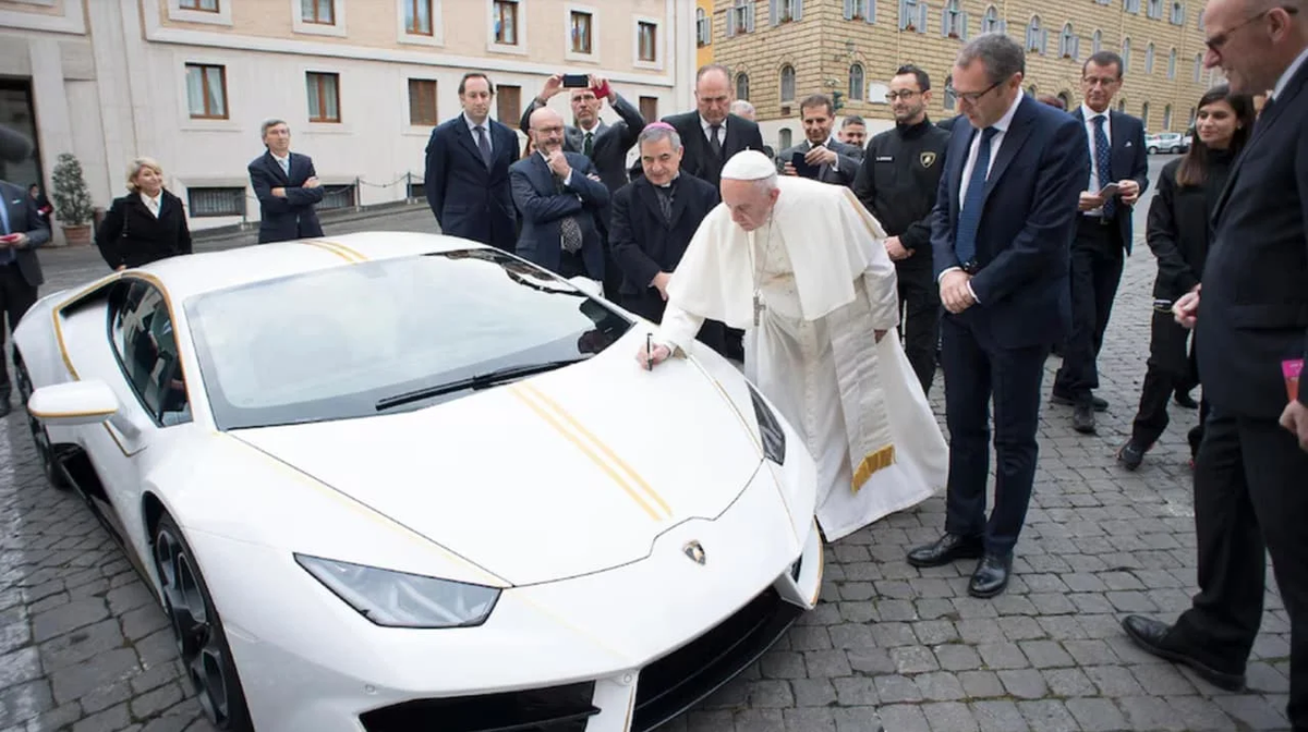 Papa Francisco: el día en que al Santo Padre le regalaron un lujoso Lamborghini y lo rechazó Papa Francisco: el día en que al Santo Padre le regalaron un lujoso Lamborghini y lo rechazó