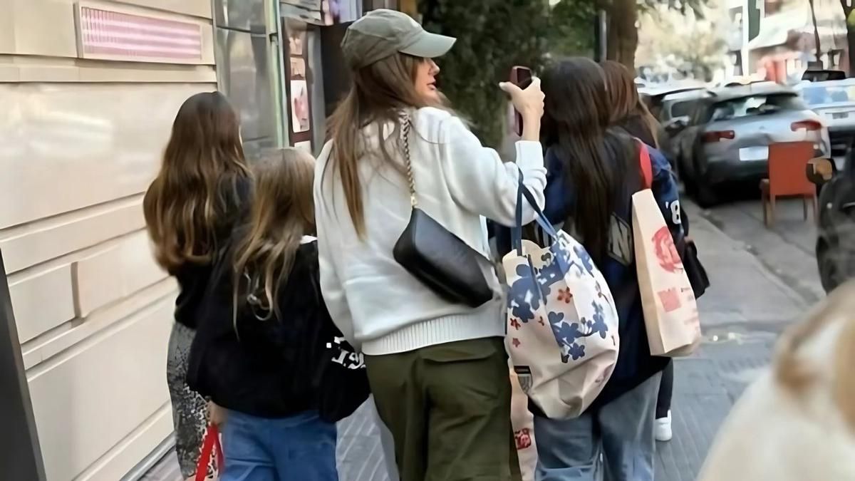 La China Suárez a los gritos e insultos mientras caminaba por la calle con las hijas de Wanda Nara
