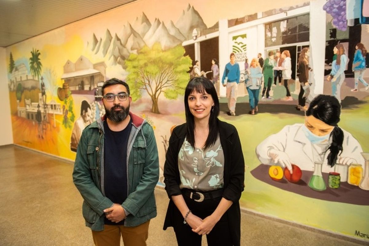 Evelin Puri y Mariano Ledesma, artistas hacedores del 'Mural histórico de Ciencias Agrarias'