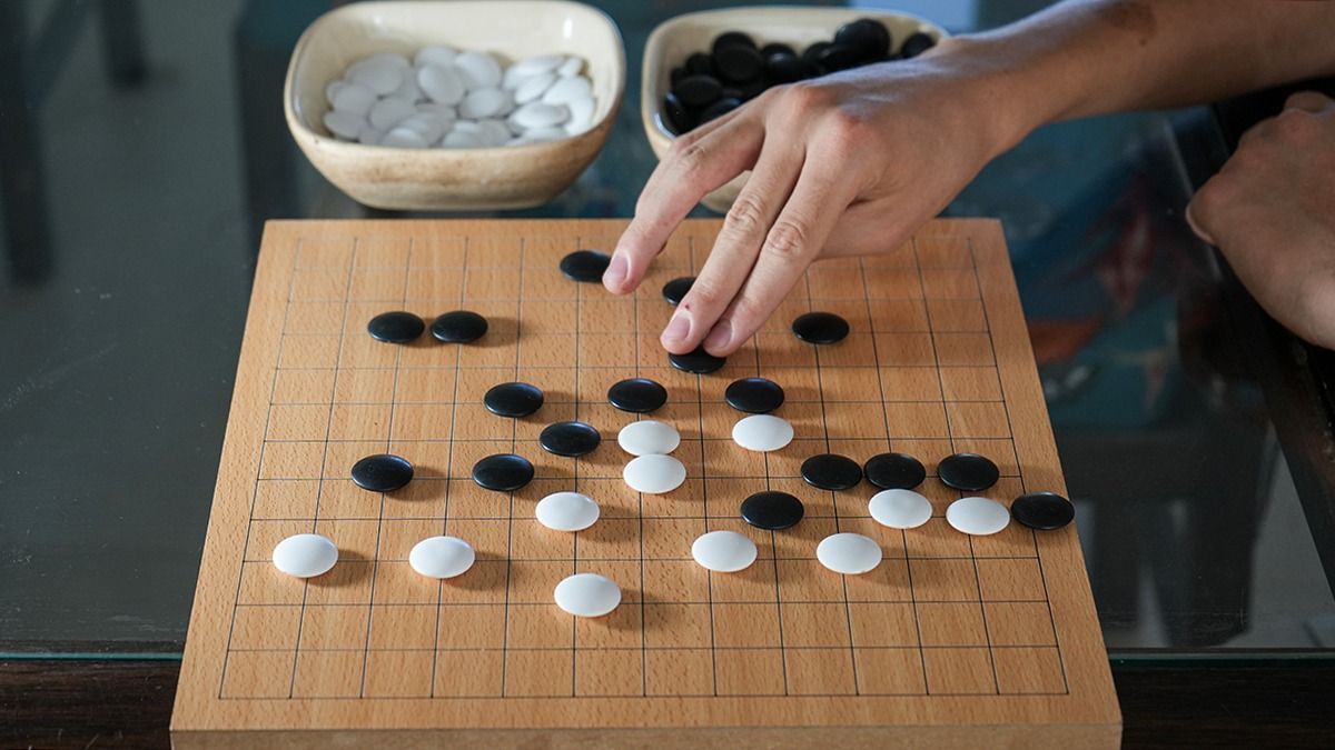 El profesor de Go asegura que las reglas del juego son claras y simples pero la dinámica le da una profundidad muy grande. El profesor de Go asegura que las reglas del juego son claras y simples pero la dinámica le da una profundidad muy grande.