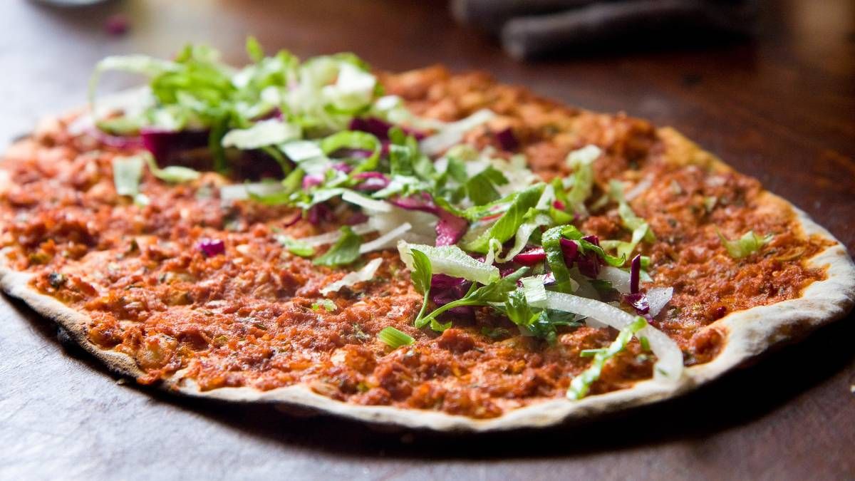 Recetas: aprende a preparar Lahmacun, la pizza de Turquía con carne y masa. Foto: gentileza wikimedia. Recetas: aprende a preparar Lahmacun, la pizza de Turquía con carne y masa. Foto: gentileza wikimedia.