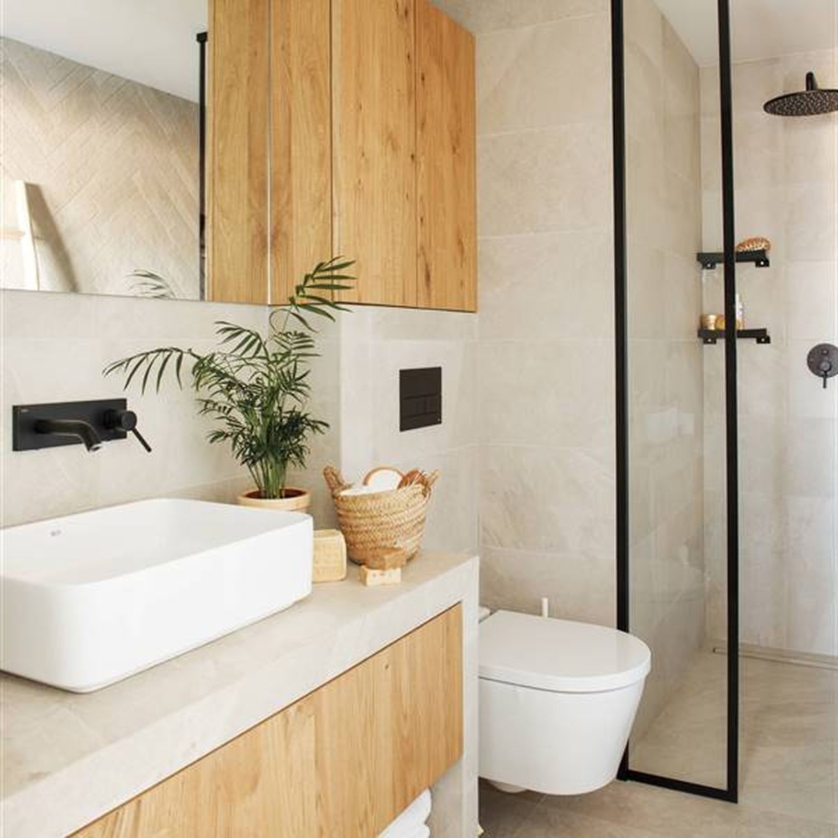 Para que tu baños se vea más grande, usar una paleta de colores claros y neutros ayuda a tener sensación de mayor espacio. Para que tu baños se vea más grande, usar una paleta de colores claros y neutros ayuda a tener sensación de mayor espacio.