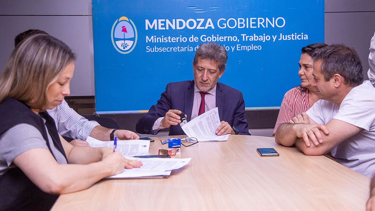 Cornejo adelantó que ante el escenario de suba inflacionaria y posible caída en la recaudación, espera que tanto sus funcionarios como los dirigentes gremiales entiendan que los futuros aumentos estarán condicionados por aquella recaudación. Cornejo adelantó que ante el escenario de suba inflacionaria y posible caída en la recaudación, espera que tanto sus funcionarios como los dirigentes gremiales entiendan que los futuros aumentos estarán condicionados por aquella recaudación.