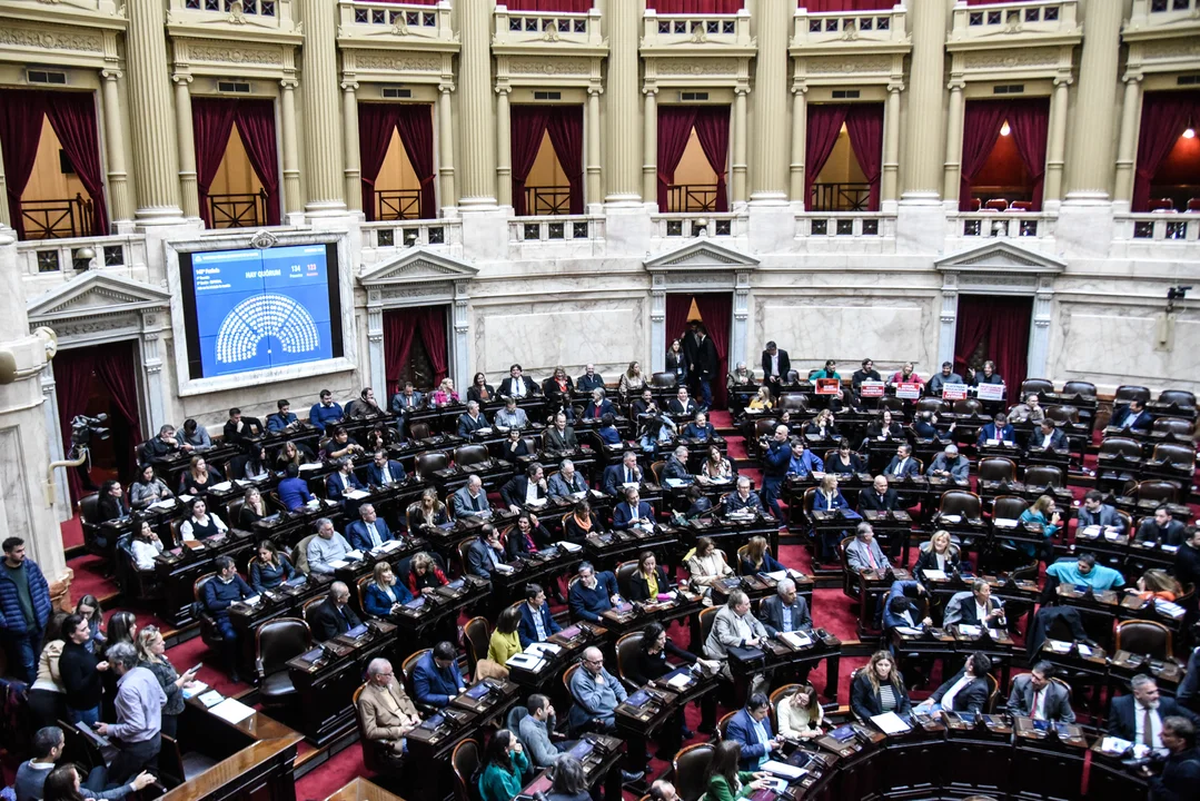 La Cámara de Diputados de la Nación debatió durante más de 14 horas. La Cámara de Diputados de la Nación debatió durante más de 14 horas.