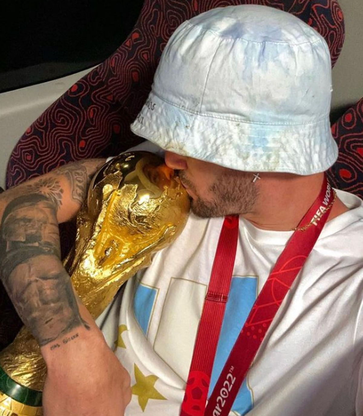 De Paul besando el trofeo