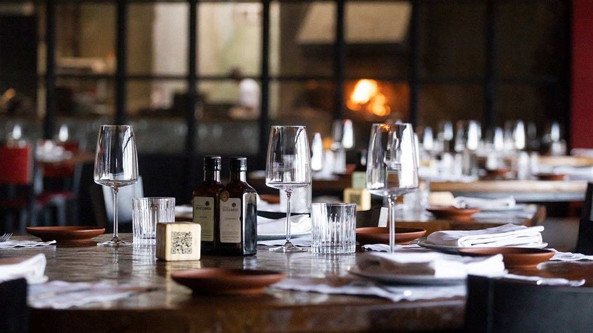 Isidris, en el pedemonte mendocino, es una experiencia gastronómica única en la montaña. Isidris, en el pedemonte mendocino, es una experiencia gastronómica única en la montaña.