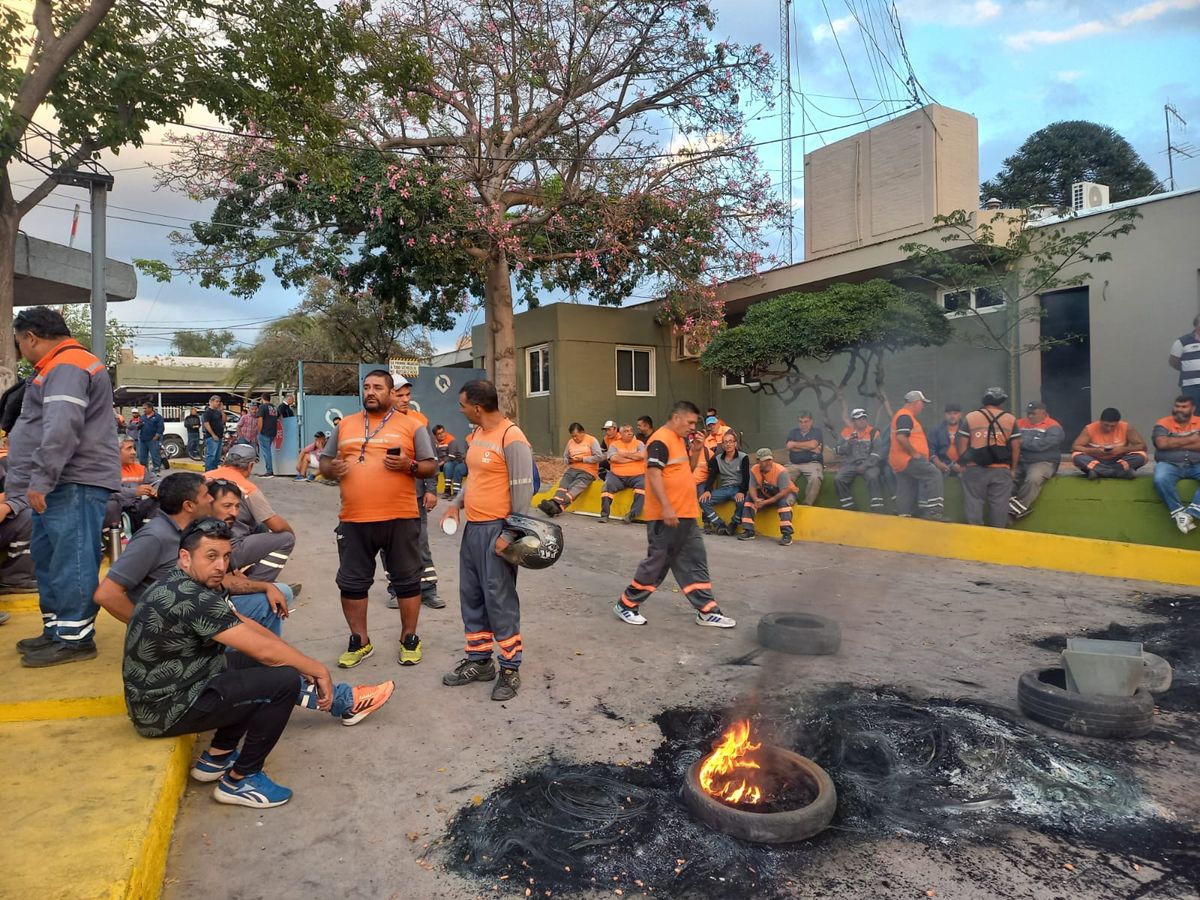La manifestación incluyó quema de cubiertas en el lugar. La manifestación incluyó quema de cubiertas en el lugar.