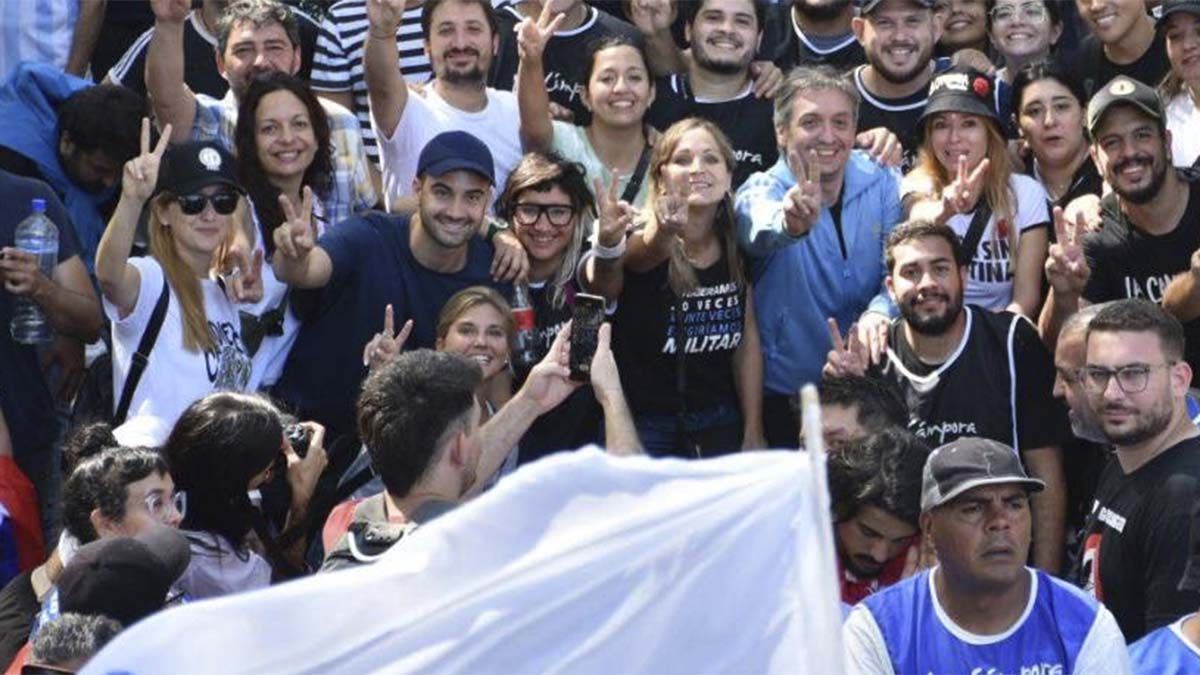 Con anteojos negros, se la puede ver a la senadora Anabel Fernández Sagasti. A la derecha, aparece Máximo Kirchner, de camisa celeste.