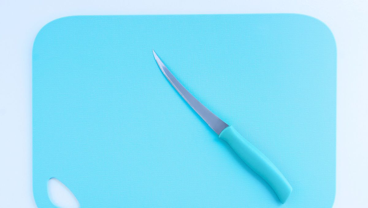 Evita tablas de plástico o madera y cámbialas cada cierto tiempo. Evita tablas de plástico o madera y cámbialas cada cierto tiempo.