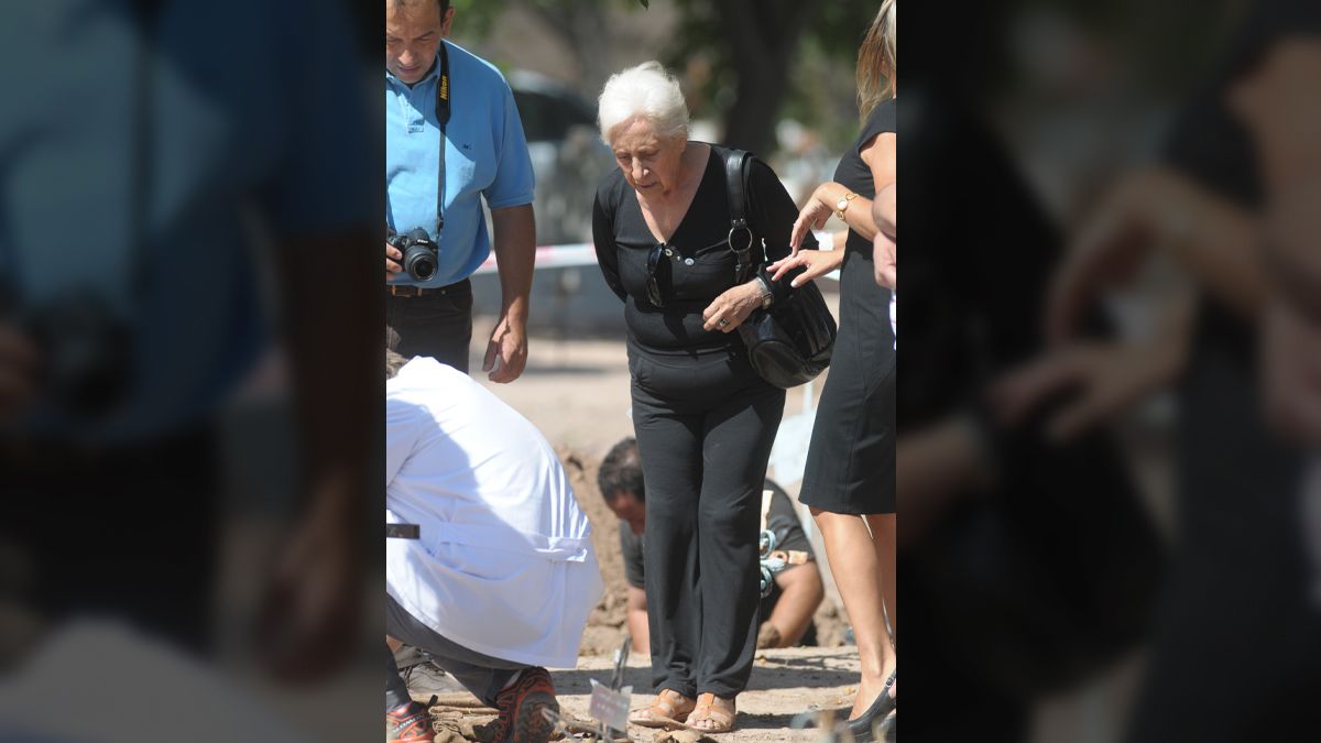 Hilda Lavizzari trató de estar siempre presente en cualquier medida que se hiciera en la investigación para encontrar a su hijo. En esta imagen estaba en el Cementerio de Capital junto con la fiscal de Homicidios Claudia Ríos. Imagen ilustrativa.